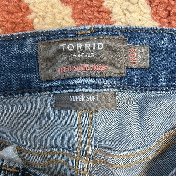 TORRID 18 #feelthefit super skinny high rise super soft jeans in EUC - Picture 4 of 8